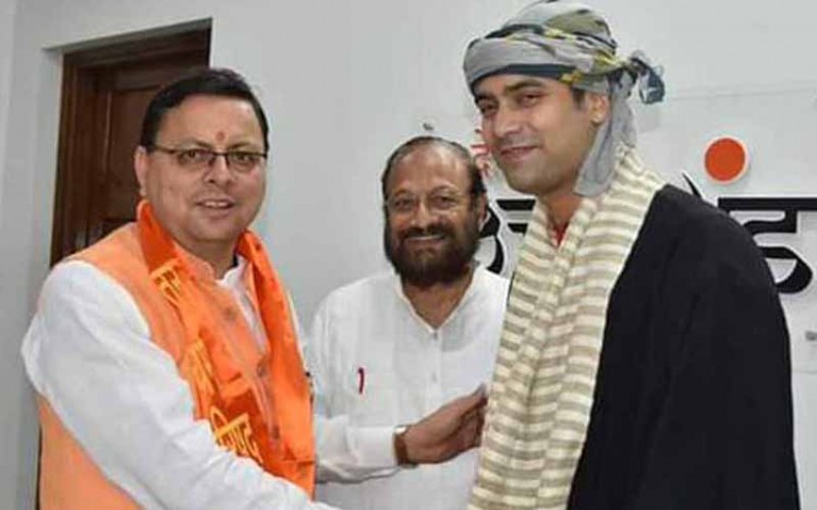 मुख्यमंत्री पुष्कर सिंह धामी से भाजपा नेता रामशरण नौटियाल एवं उनके सुपुत्र बॉलीवुड के प्रसिद्ध गायक जुबिन नौटियाल ने भेंट की