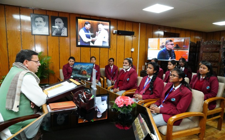 मुख्यमंत्री धामी से Mahadevi Institute of Technology की छात्राओं ने भेंट की