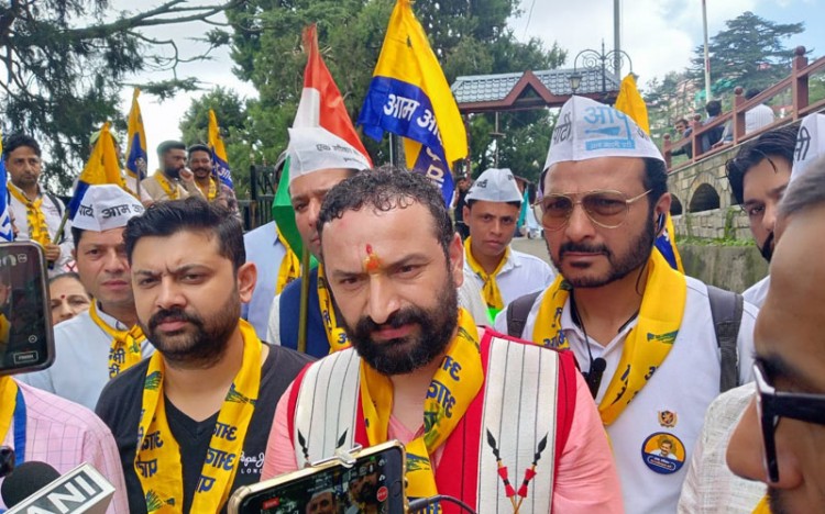 हिमाचल और गुजरात की जनता के बीच बढ़ रही आम आदमी पार्टी की लोकप्रियता, हार के डर से बौखलाई भाजपा सरकार