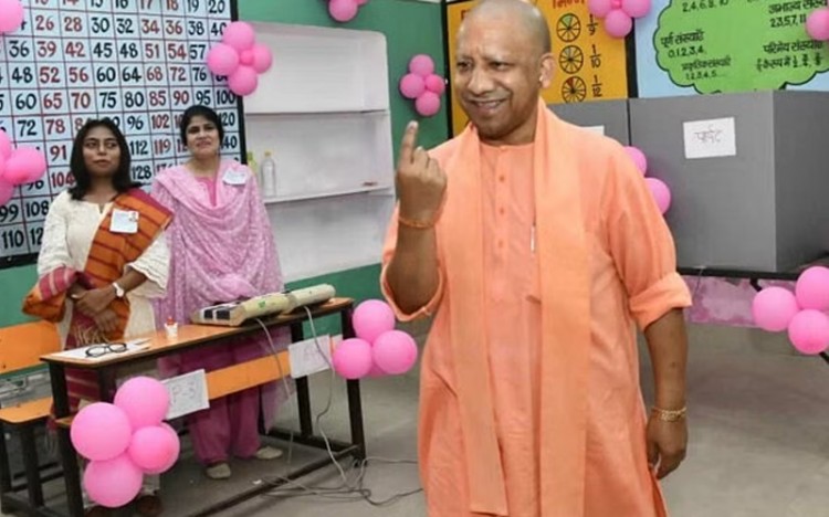 UP Nikay Chunav 2023: सीएम योगी ने किया पहले मतदान