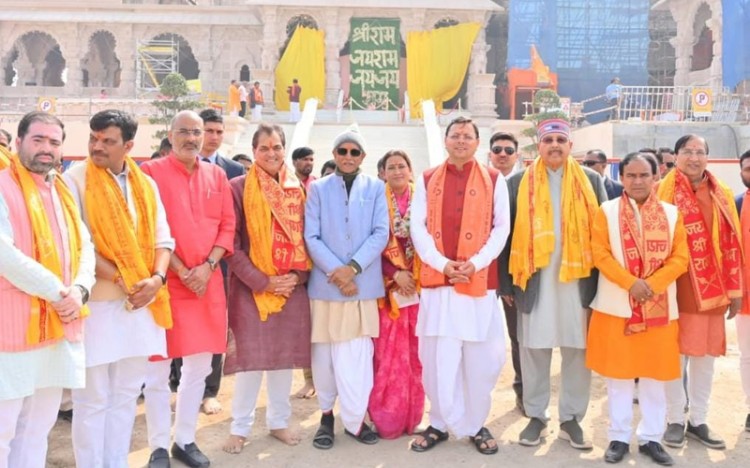 मुख्यमंत्री पुष्कर सिंह धामी ने अपने कैबिनेट सहयोगियों के साथ आज अयोध्या में रामलला के दर्शन किए