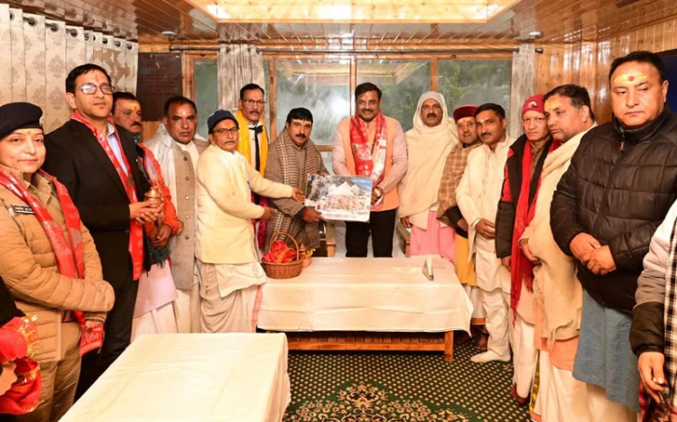 मुख्य सचिव आनंद बर्धन ने गंगोत्री धाम में की पूजा-अर्चना, व्यवस्थाओं का लिया जायजा