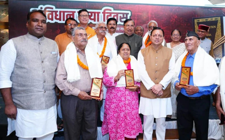 मुख्यमंत्री धामी ने लोकतंत्र सेनानियों का सम्मान कर आपातकाल को काला अध्याय बताया