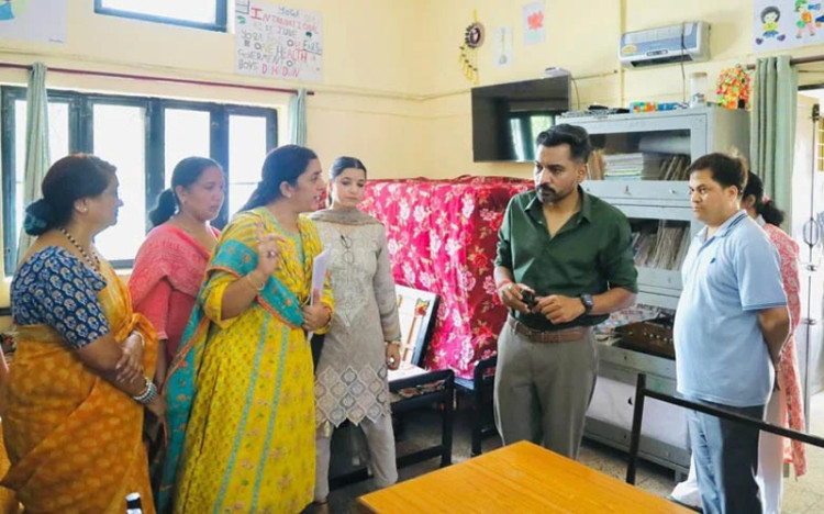 बच्चों एवं महिलाओं को उपलब्ध कराई जा रही सुविधाओं, सुरक्षा, स्वास्थ्य एवं पुनर्वास व्यवस्थाओं की समीक्षा की