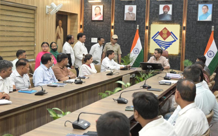 पदभार संभालते ही एक्शन में दिखे डीएम, जन समस्याओं के त्वरित समाधान पर जोर