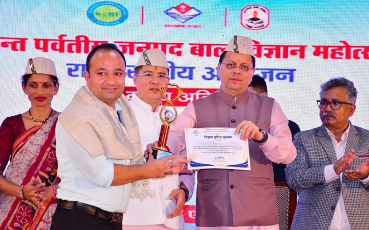 मुख्यमंत्री ने बाल वैज्ञानिकों से किया संवाद, उनकी जिज्ञासाओं के दिए उत्तर