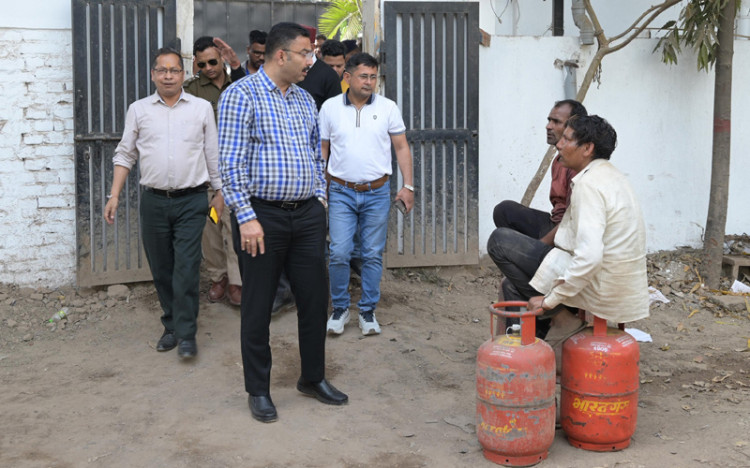 एलपीजी गैस की कालाबाजारी पर जिला प्रशासन सख्त, दो गैस एजेंसियों का औचक निरीक्षण