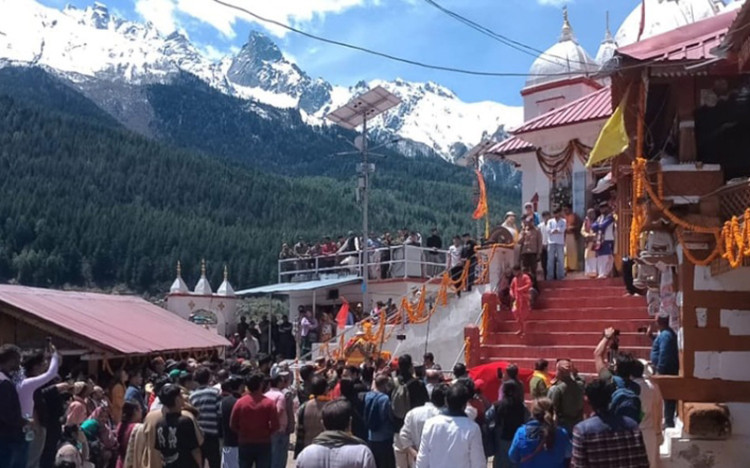 Gangotri Dham: आर्मी बैंड व ढोल दमांऊ की अगुवाई में रवाना हुई मां गंगा की डोली, कल खुलेंगे धाम के कपाट