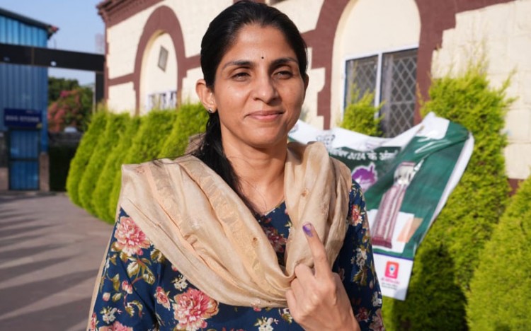 देहरादून : जिला निर्वाचन अधिकारी सोनिका ने किया मतदान