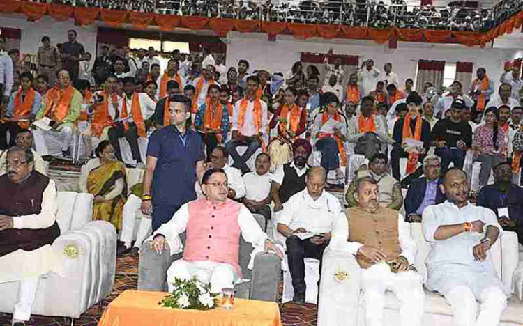 सीएम धामी ने नैनीताल में सुना पीएम मोदी का मन की बात का 126वां एपिसोड