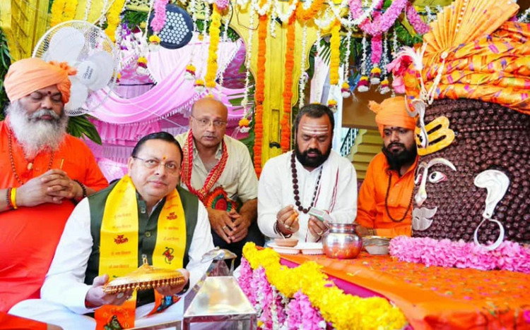 मुख्यमंत्री ने पूजा-अर्चना कर प्रदेश की सुख-समृद्धि एवं खुशहाली की कामना की